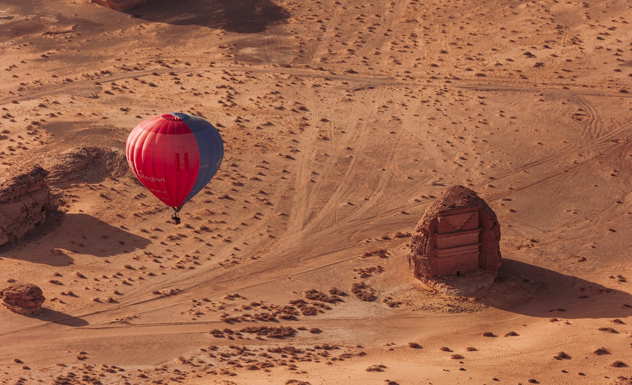 رحلات المناطيد العلا